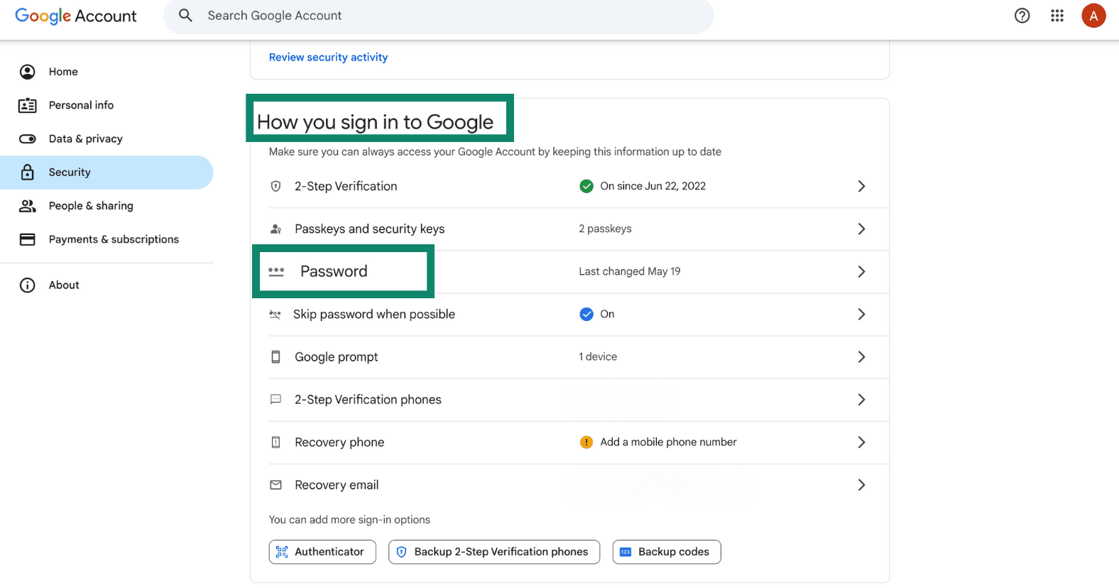 Pestaña Seguridad de la cuenta de Google que muestra la sección Cómo inicias sesión en Google.